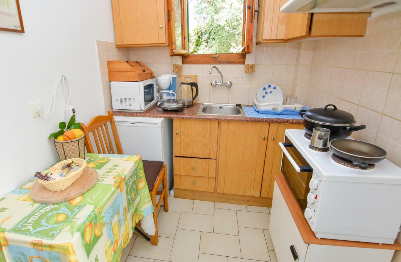 Alex-Giannis Apartments, バルバティ エクステリア 写真
