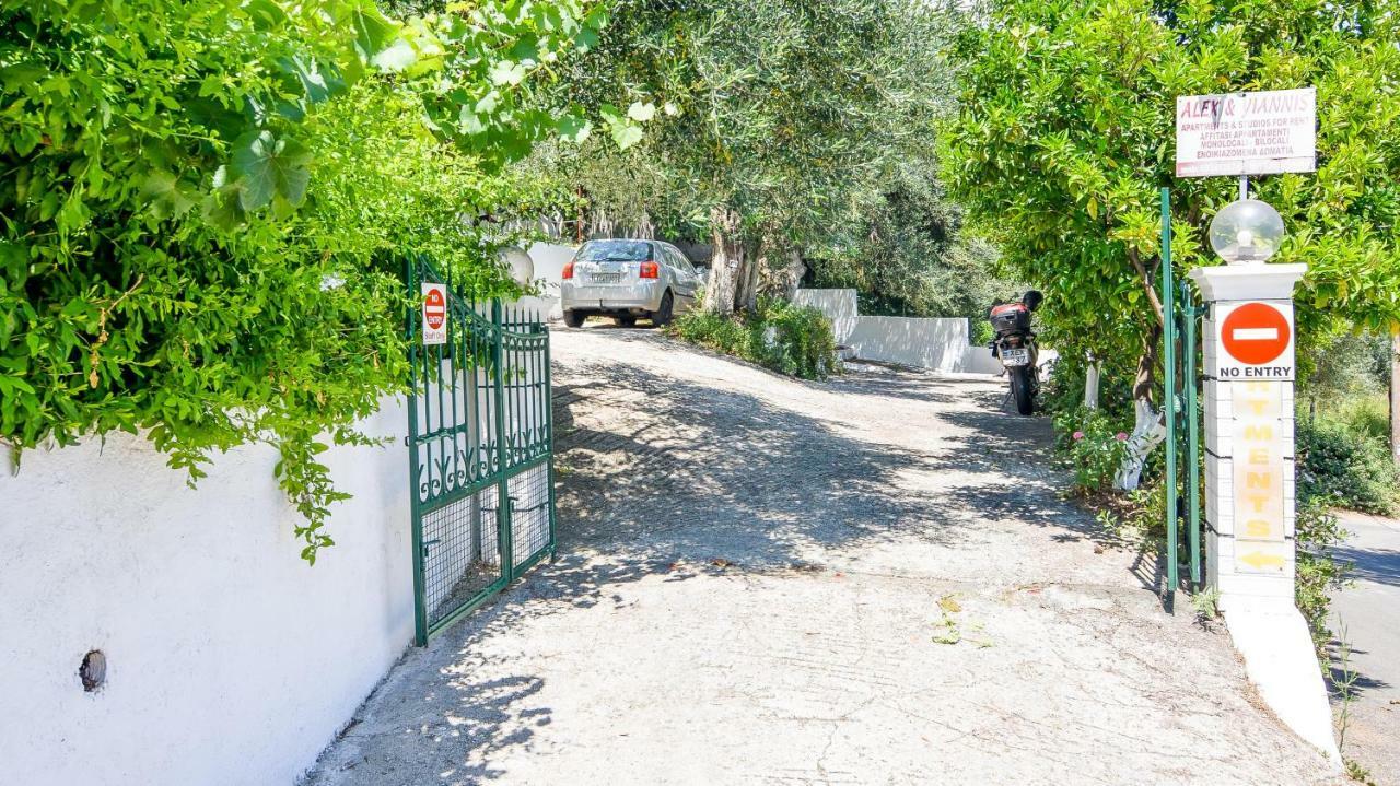 Alex-Giannis Apartments, バルバティ エクステリア 写真